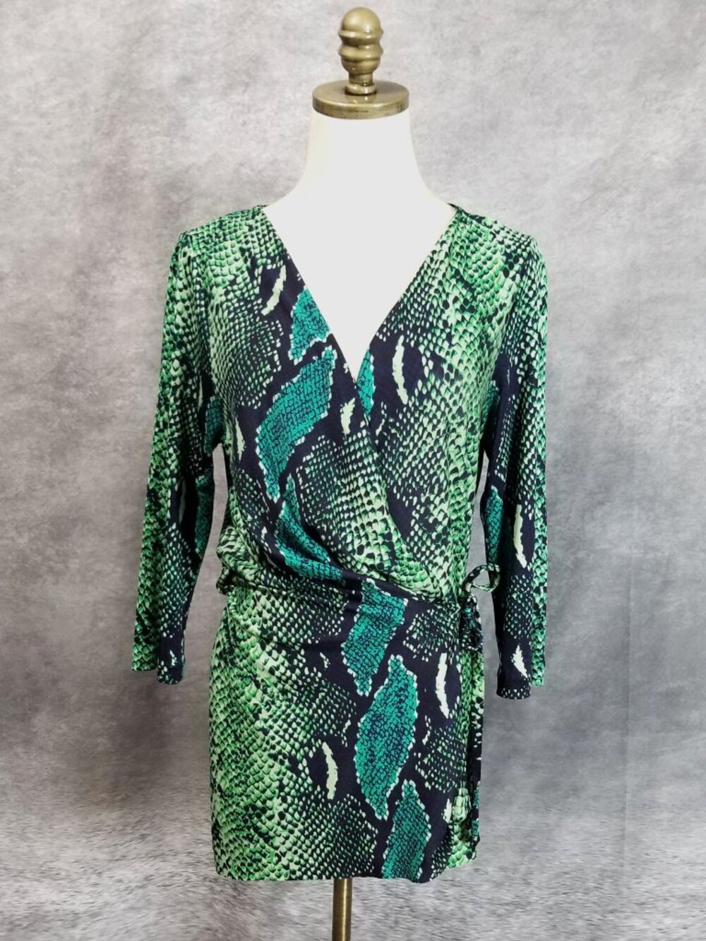 DVF DIANE VON FURSTENBURG 100% Silk Green Python Wrap Blouse Size 12 Mob Wife